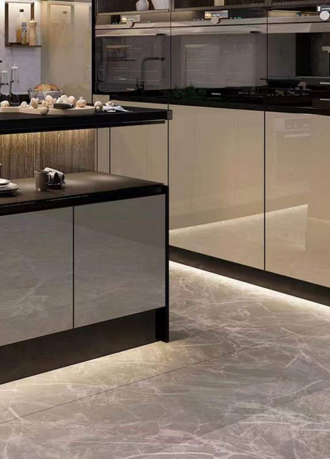 Cocina elegante - Decoración con tiras de luz instaladas bajo los armarios de una cocina moderna, que proporcionan una práctica iluminación de trabajo y un elegante acento.